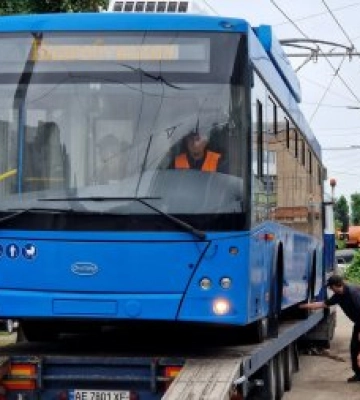 До Миколаєва доставили новий тролейбус