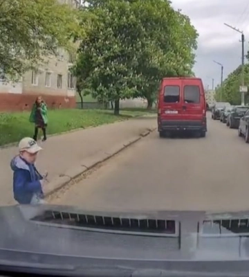 На Волині хлопчик ледь не потрапив під колеса автівки. Відео