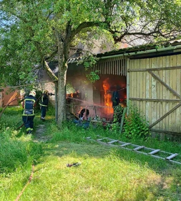 Берегівські вогнеборці ліквідували пожежу в надвірній пожежі