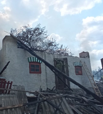 На Львівщині пожежа майже знищила будинок, - ФОТО