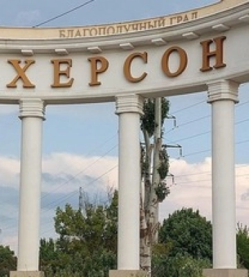 Окупанти вдарили по Херсону з артилерії під час евакуації через підрив Каховської ГЕС: є поранені