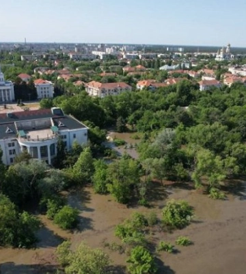 В Запорожье падает уровень воды в Днепре, Новая Каховка уходит под воду – четыре видео