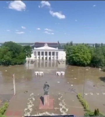 В Запорожье падает уровень воды в Днепре, Новая Каховка уходит под воду – четыре видео