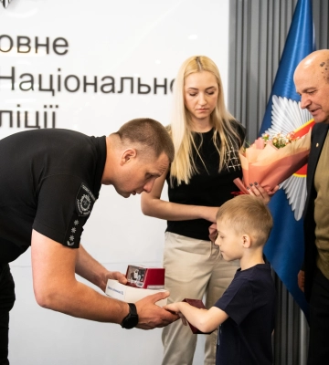 Синові рівненського вибухотехніка, який загинув на війні, вручили нагороду