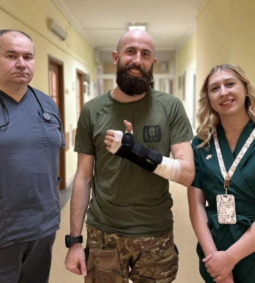 Большой палец оторвало, а указательный — раздробило: во Львове офицеру восстановили руку