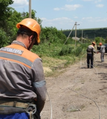 На Харківщині підключили електрику у селі, де на 90% була знищена високовольтна лінія
