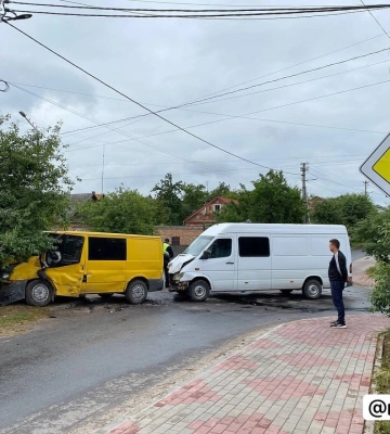 Проблемне перехрестя: на Волині зіткнулися два буси, постраждалу жінку з травмами забрала «швидка»