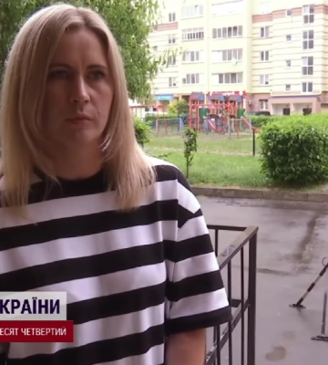 Дружина прокурора у Рівному витерла двері рукою дитини (ВІДЕО)