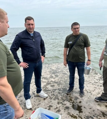 У Каховському водосховищі триває обміління, а в Дніпрі - хімікати та нафта: Держекоінспекція взяла проби води