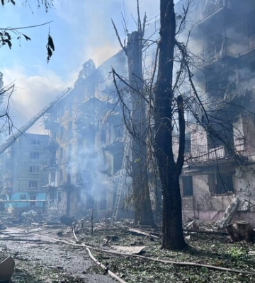Люди стрибали з балконів, аби врятуватися: відео перших хвилин після удару по Кривому Рогу