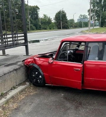 На Полтавщині затримали п&#039;яного водія, який в&#039;їхав у бордюр