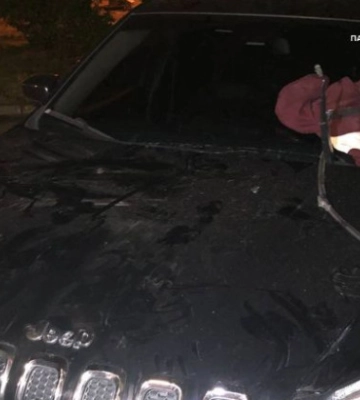 Побив жінку з дитиною та заліз на дах автомобіля: у Києві затримали неадеквата