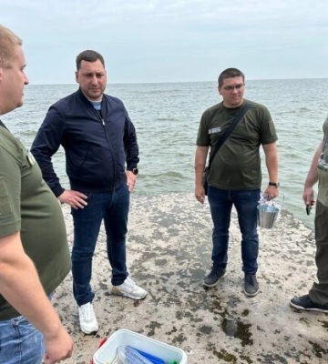 У Каховському водосховищі триває обміління, а в Дніпрі - хімікати та нафта: Держекоінспекція взяла проби води