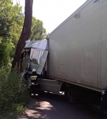 Під Дніпром вантажівка влетіла у дерево