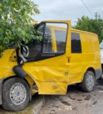 Проблемне перехрестя: на Волині зіткнулися два буси, постраждалу жінку з травмами забрала «швидка»