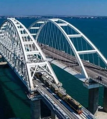 Бояться диверсій: росіяни посилили контроль проїзду по Кримському мосту