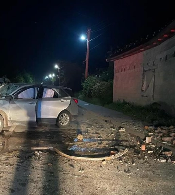 На Львівщині легковик вилетів з дороги та врізався у будинок, є загиблі та поранені (ФОТО)