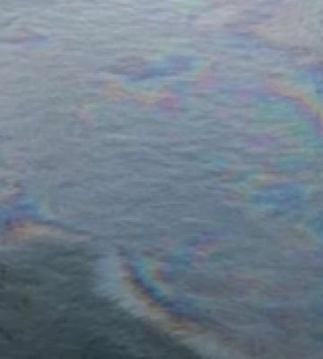 У підтопленому селищі поблизу Херсону виявили пляму нафтопродуктів