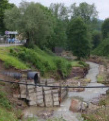Последствия непогоды на Львовщине: разрушен мост в селе Сходница
