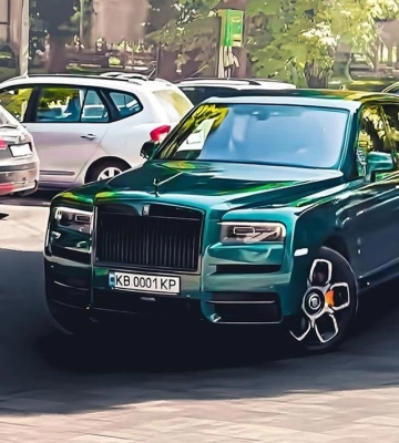 В українському обласному центрі помітили розкішний позашляховик Rolls-Royce за $700 000 