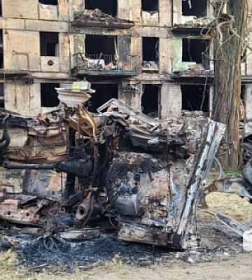 Фоторепортаж: как выглядит место ракетного удара в Кривом Роге, где погибли люди