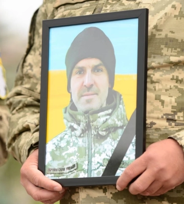 "Сыновья остались без отца": в Ровно попрощались с погибшим на Донбассе командиром 