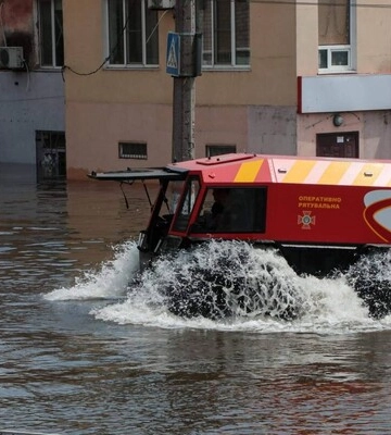 Разгребая воду. Что сейчас происходит в зоне затопления и какой помощи ждать людям от власти?