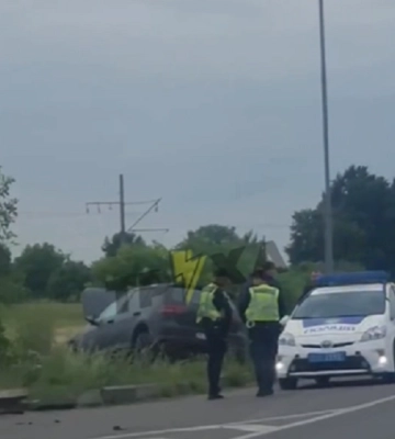 Постраждав водій: біля Луцька від удару авто злетіло у кювет. Відео