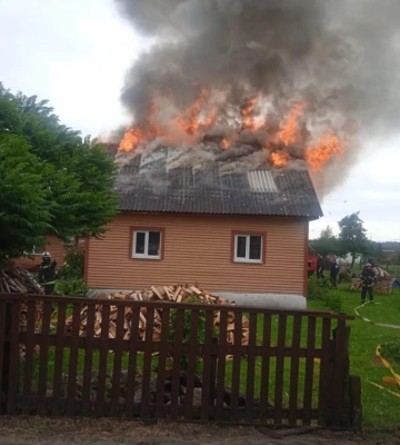 У Сарненському районі згорів дах приватного будинку