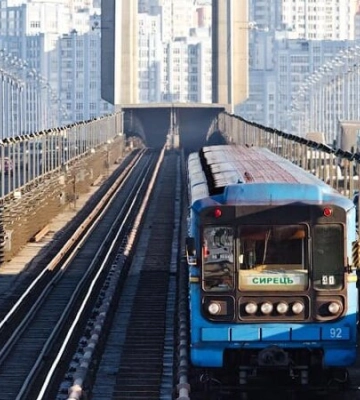 Київ отримав ще шість вагонів від варшавського метрополітену. Фото