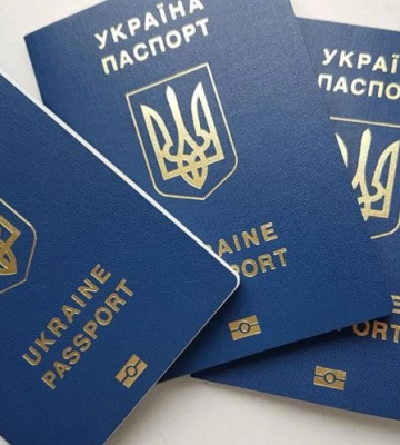 На Закарпатті багатодітна мама одночасно отримала 9 закордонних паспортів