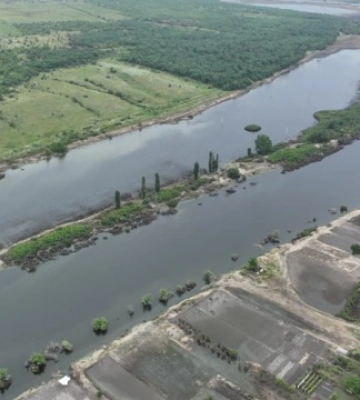 У Херсонській ОВА показали селище, звідки відступає вода — досі затоплені близько 20 будинків