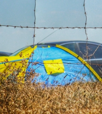 «Синьо-жовта параноя Росії». Як у Криму воюють із кольорами