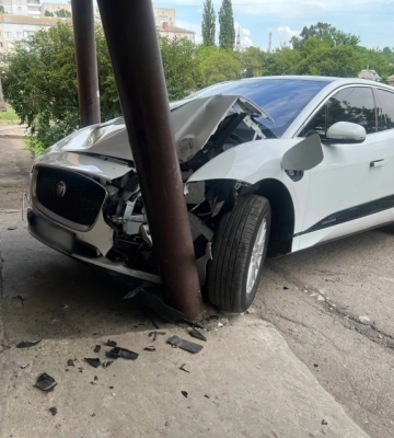 У Кропивницькому Jaguar в&amp;#039;їхав на опору під&amp;#039;їзду (ФОТОФАКТ)