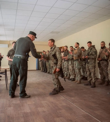 Командувач Нацгвардії вручив нагороди бійцям, які професійно нищать загарбників на східних рубежах Командувач Нацгвардії вручив нагороди бійцям, які професійно нищать загарбників на східних рубежах