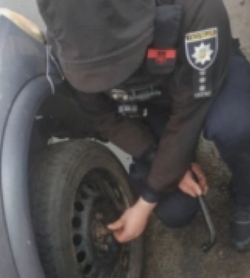 У Сарнах патрульні допомогли водію легковика з пошкодженим колесом