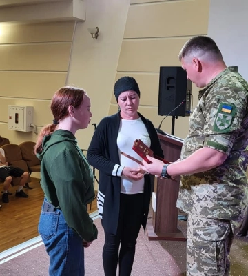На Буковині та Прикарпатті сім’ям полеглих героїв-прикордонників вручили державні нагороди