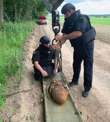 Під час розмінування на Дубенщині натрапили на стокілограмову радянську авіаційну бомбу