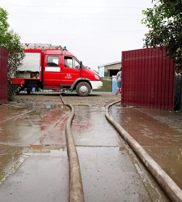 На Миколаївщині рятувальники почали відкачувати воду із затоплених підвалів