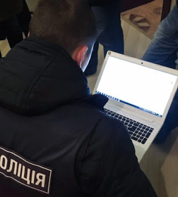 Мошенник из Днепра обманул родственников погибших, пропавших без вести и пленных бойцов на 3 млн гривен