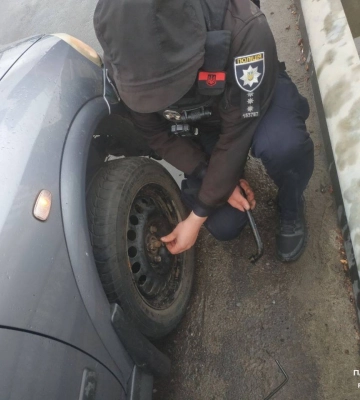 У Сарнах патрульні допомогли водію легковика з пошкодженим колесом