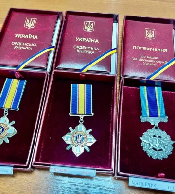 На Буковині та Прикарпатті сім’ям полеглих героїв-прикордонників вручили державні нагороди