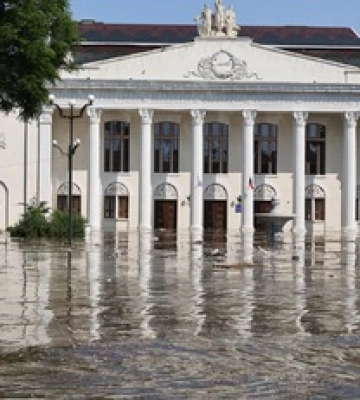 Нова Каховка іде під воду: з’явилися нові фото і відео з затопленого міста
