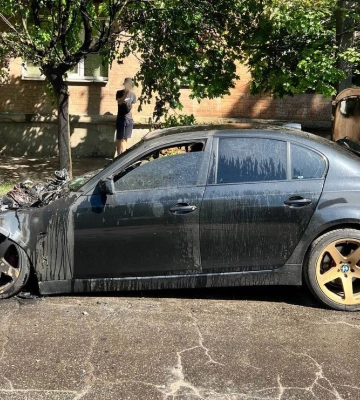 Перетворився на брухт: у Полтаві на вулиці Балакіна згорів автомобіль