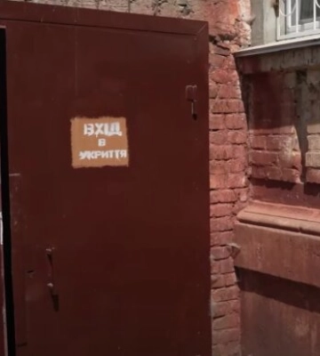 "Рабский труд": в Киеве учителей заставляют ночами дежурить у школьных укрытий, а утром преподавать