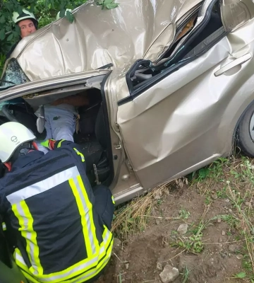 Авто не підлягає відновленню: на Дніпропетровщині внаслідок ДТП постраждали 2 осіб