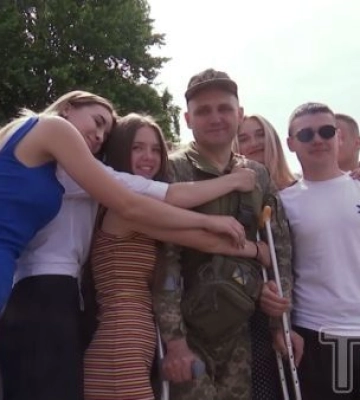 «Вар’яти, але мої»: вчитель з Волині, який просто з фронту прийшов на випускний, розповів про підтримку учнів
