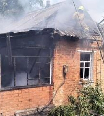 Під час пожежі на Полтавщині врятували жінку та її чотирьох дітей