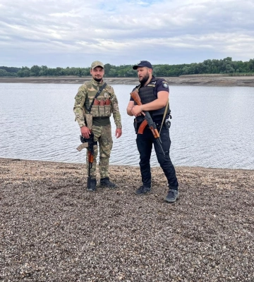 Херсонські поліцейські патрулюють місця обміління Каховського водосховища, аби не допустити розкрадання історичних об’єктів&amp;hellip;