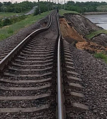 На місці зсуву залізничного полотна поблизу Нікополя формують новий насип